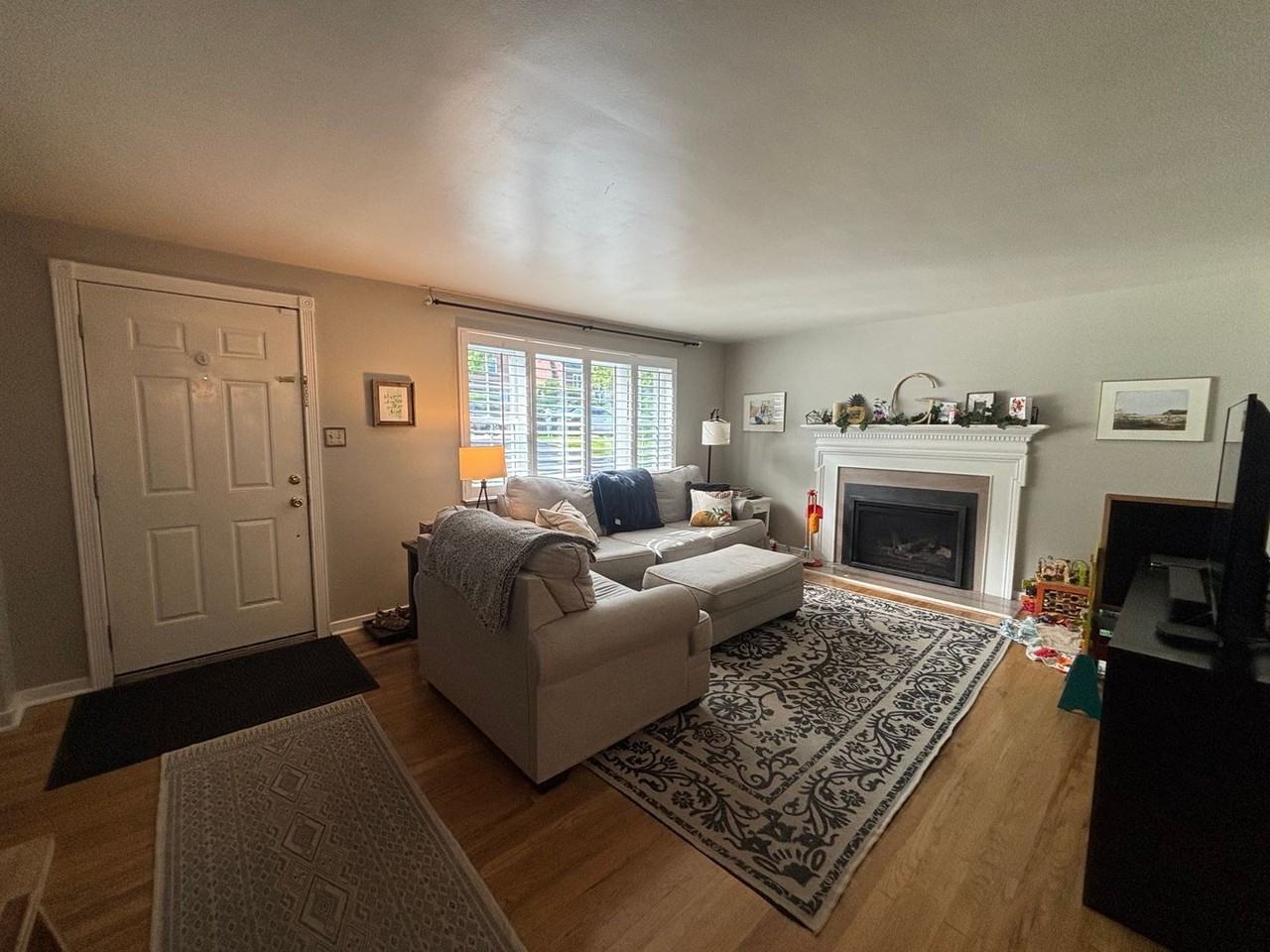 217 Roycroft Ave - Photo 3 of 22