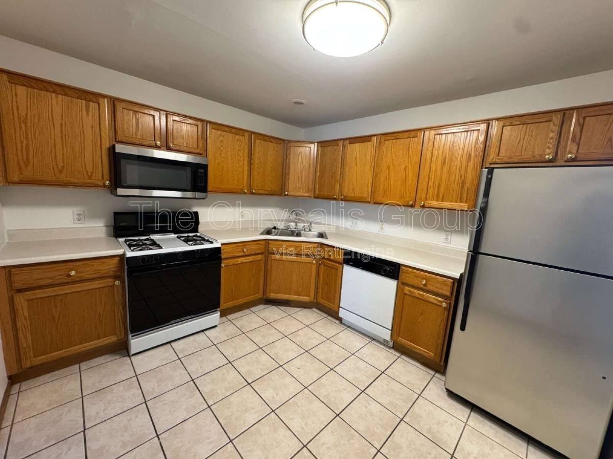 1403 Adams St - Photo 3 of 10