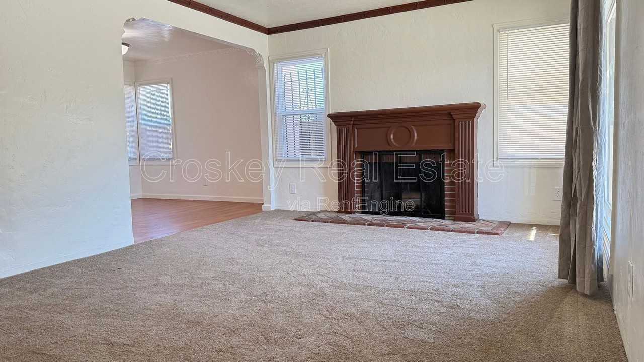408 W 8th St - Photo 3 of 12
