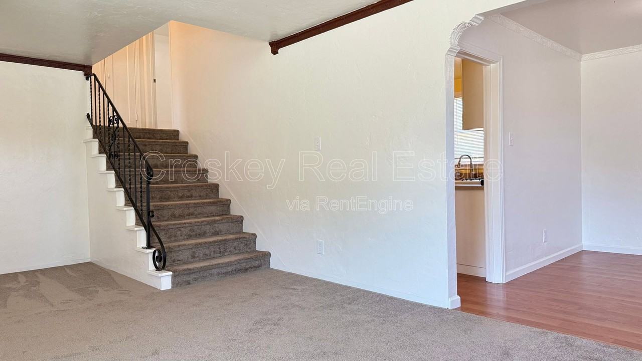 408 W 8th St - Photo 4 of 12