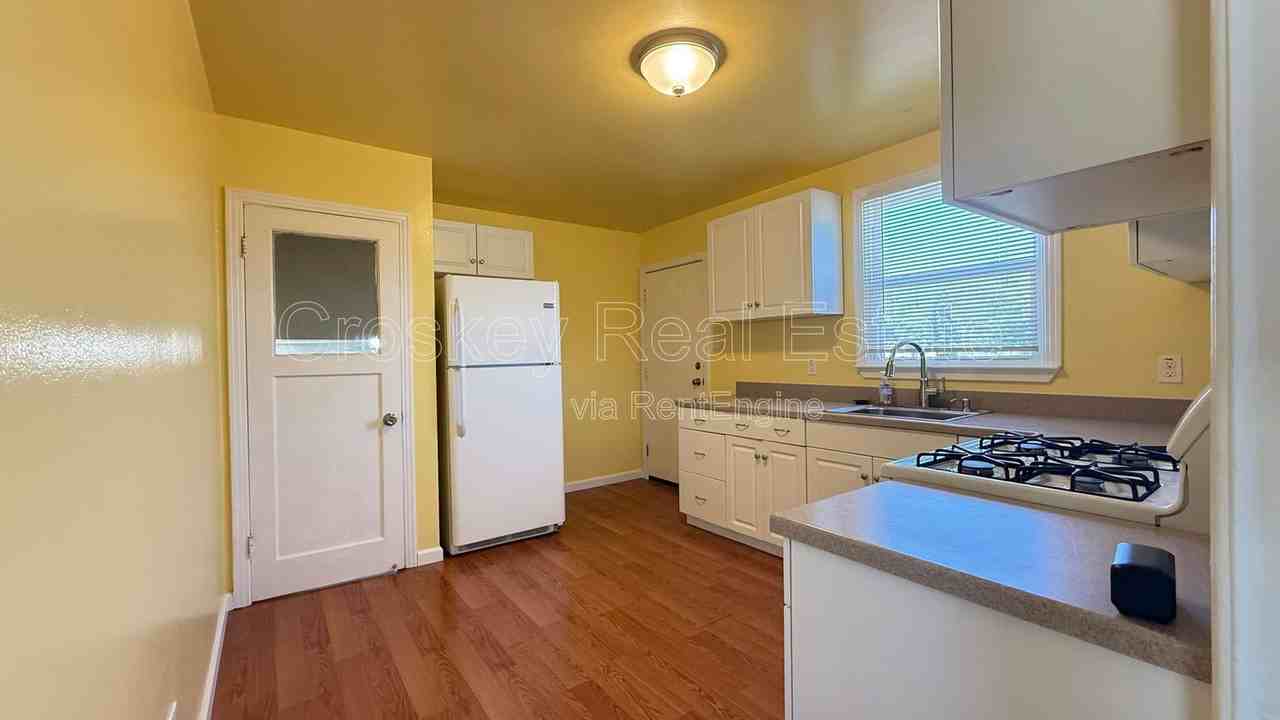 408 W 8th St - Photo 6 of 12