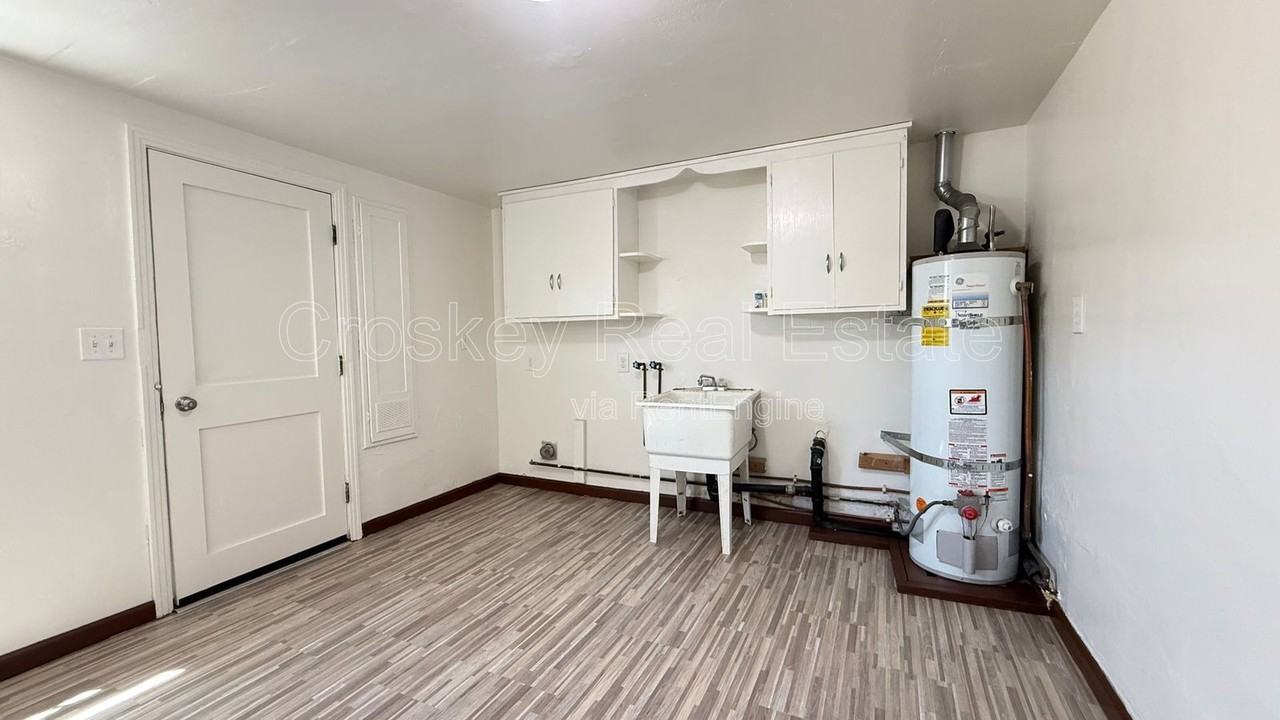 408 W 8th St - Photo 7 of 12