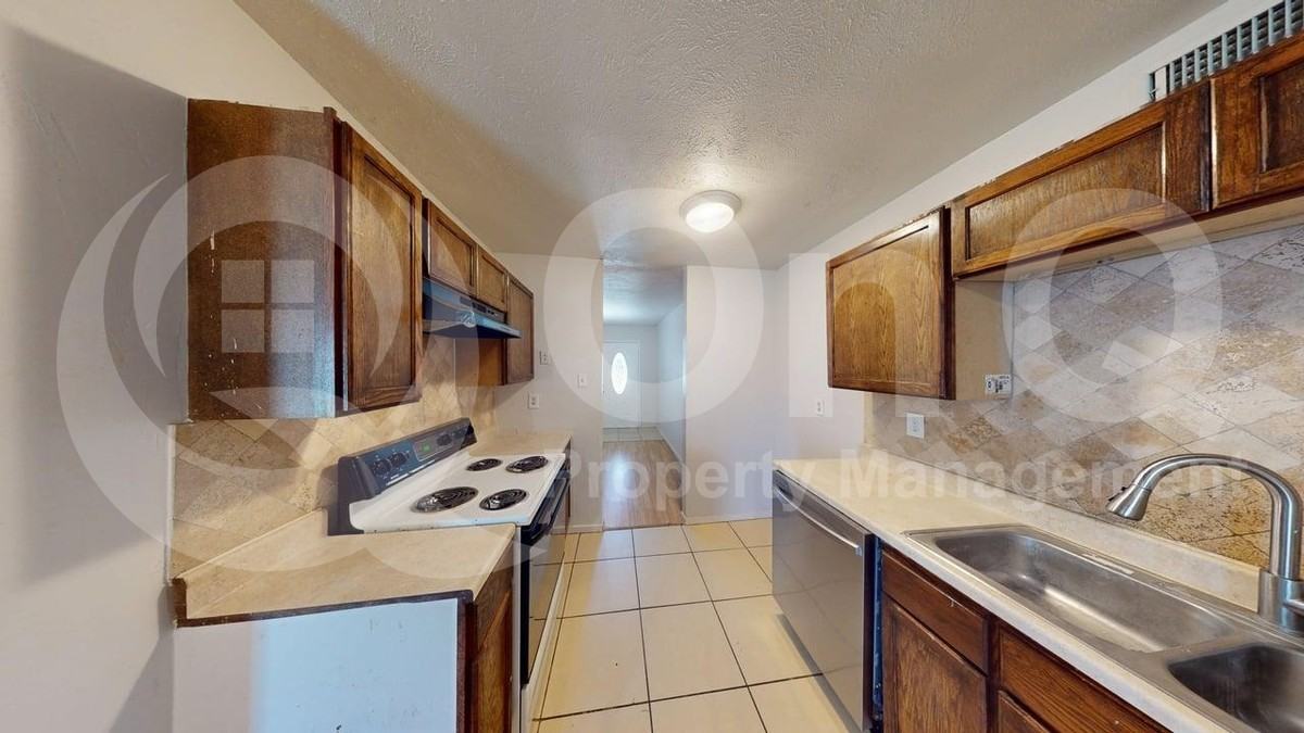 4805 Woodruff Dr - Photo 4 of 19