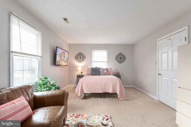 200 Barrie Pl - Photo 4 of 22
