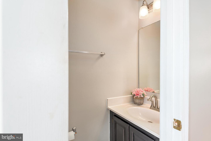 200 Barrie Pl - Photo 5 of 22