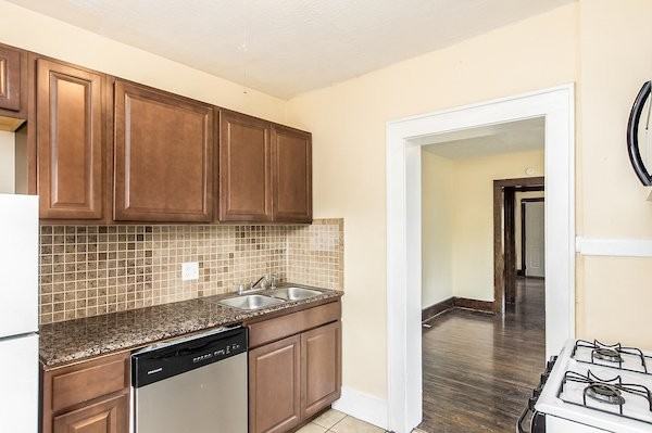 415 Clinton St #427 - Photo 4 of 16