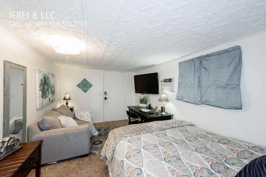 1227 1/2 S Gary Ave - Photo 2 of 7
