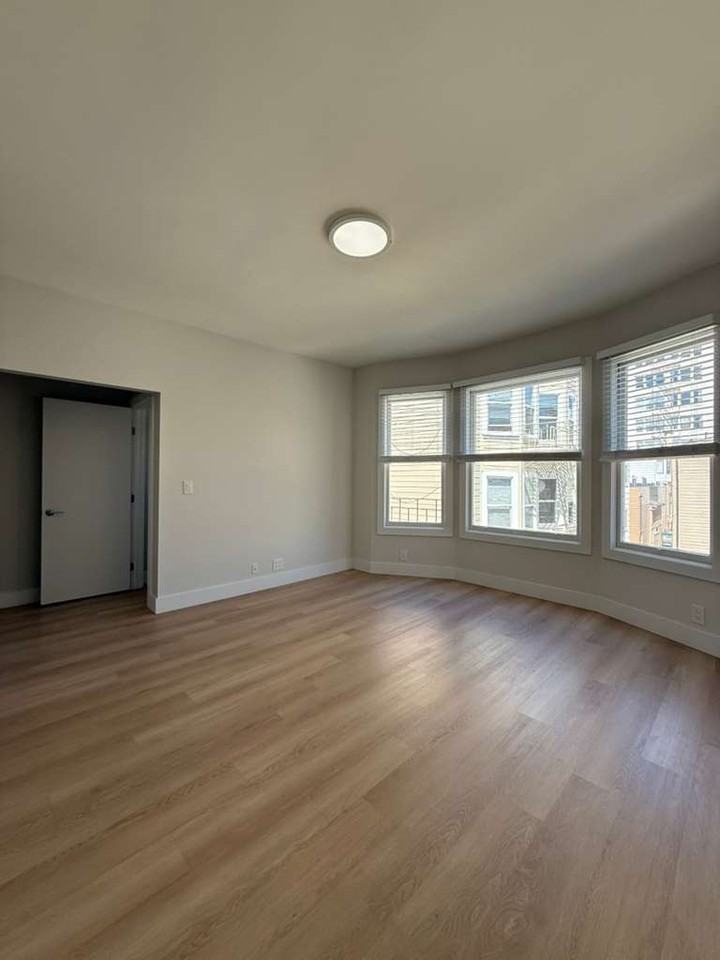 2942 Franklin St #14 - Photo 3 of 12