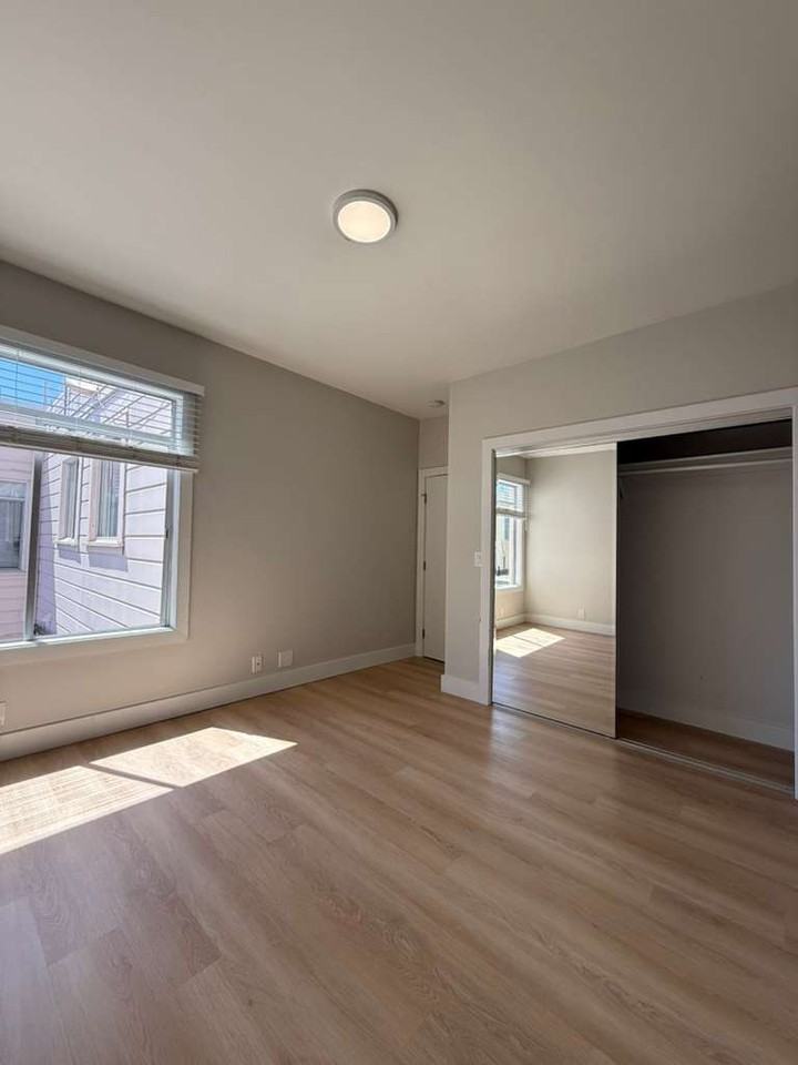 2942 Franklin St #14 - Photo 5 of 12