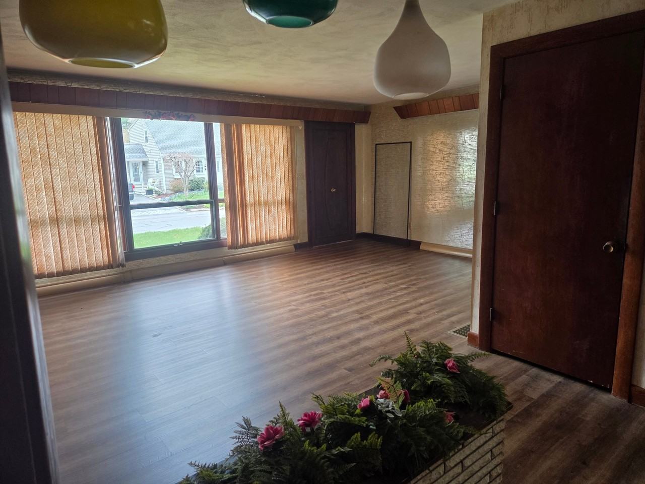 28 Burt St - Photo 4 of 11