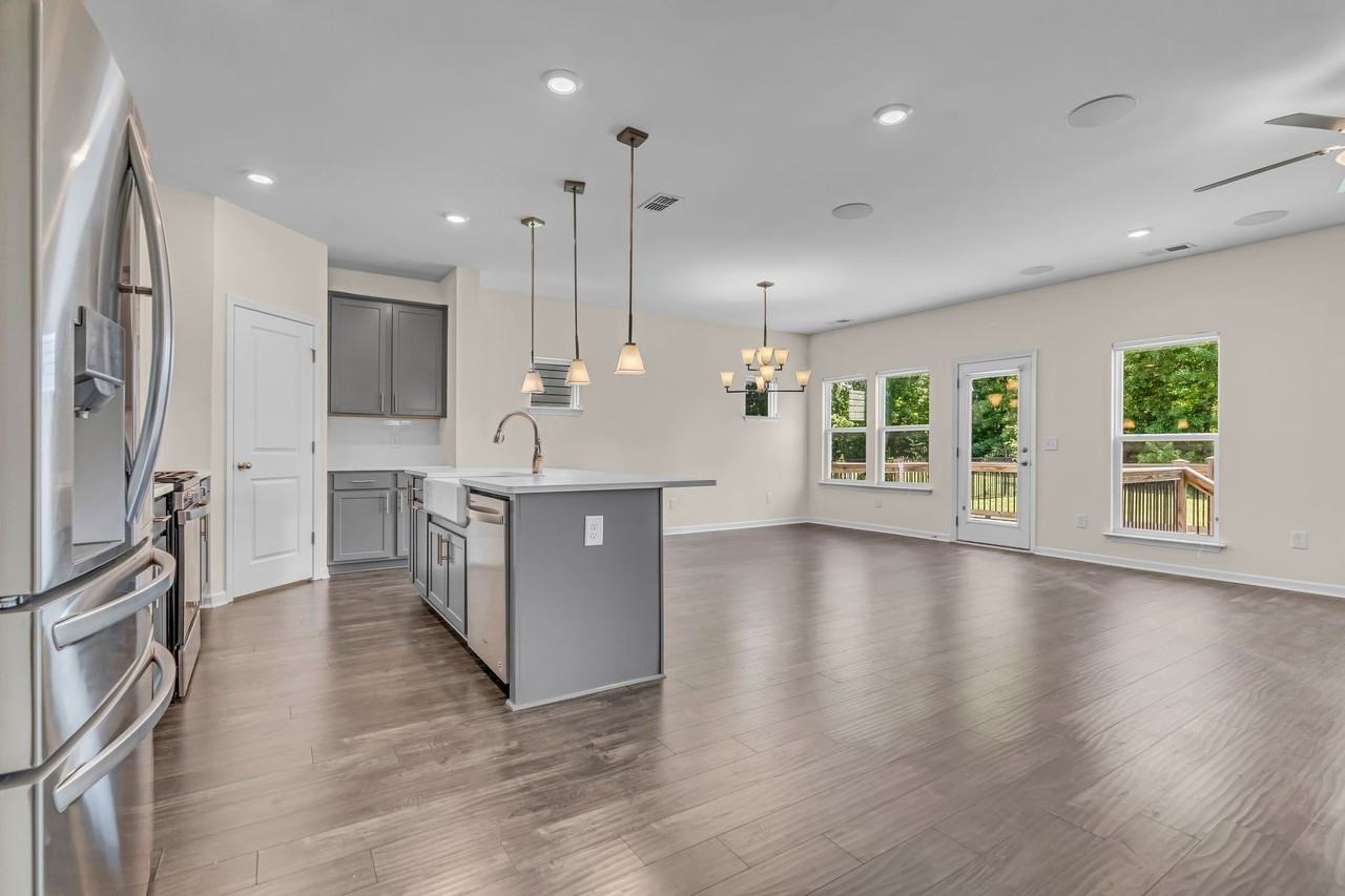 633 Castle Rd - Photo 2 of 20