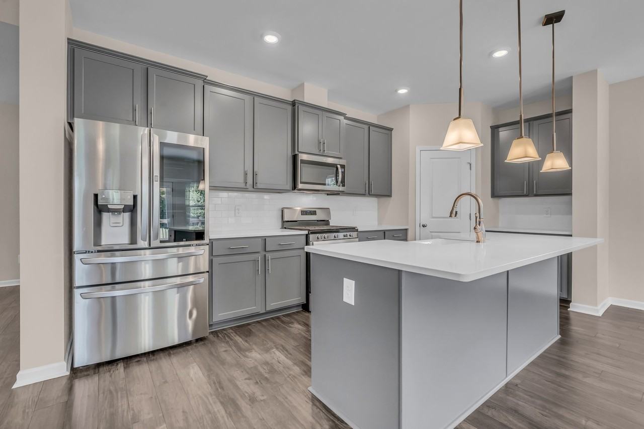 633 Castle Rd - Photo 3 of 20