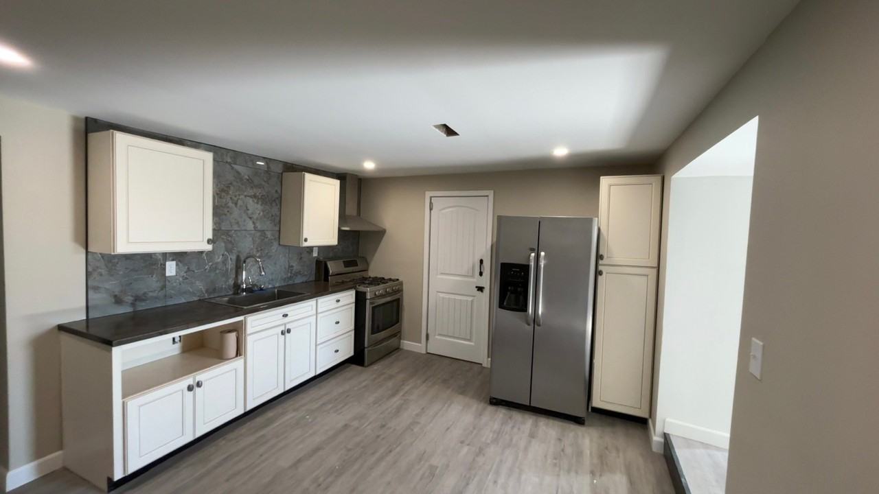 301 W 14th St - Photo 6 of 12