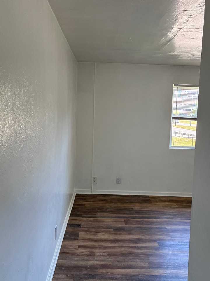 801 Greenway Ct - Photo 5 of 16