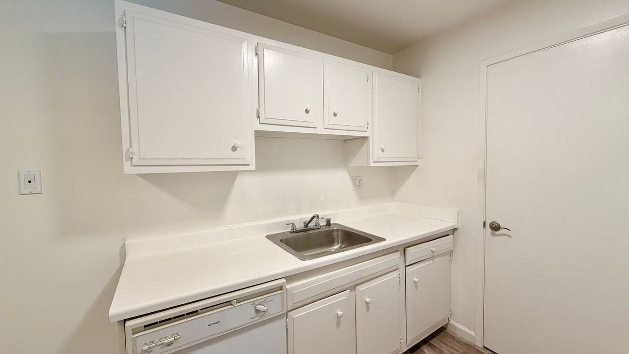 Chiquita Garden Apartments - Photo 7 of 27