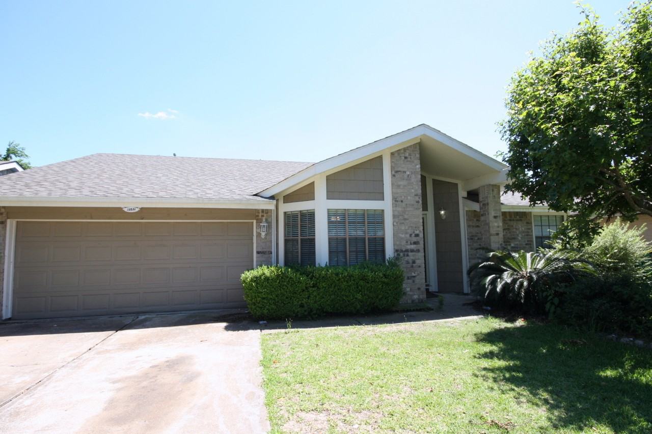 22511 Braken Manor Ln - Photo 2 of 14