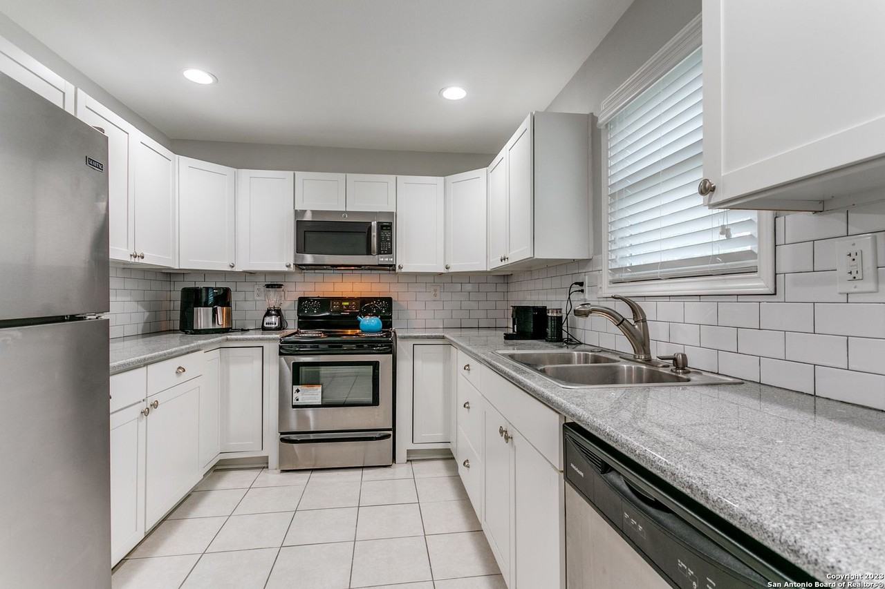 323 Byrnes Dr - Photo 5 of 12