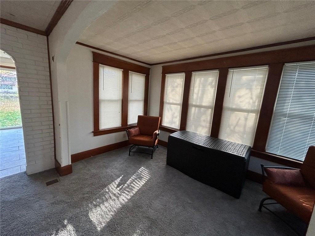 125 Windsor Rd - Photo 4 of 31