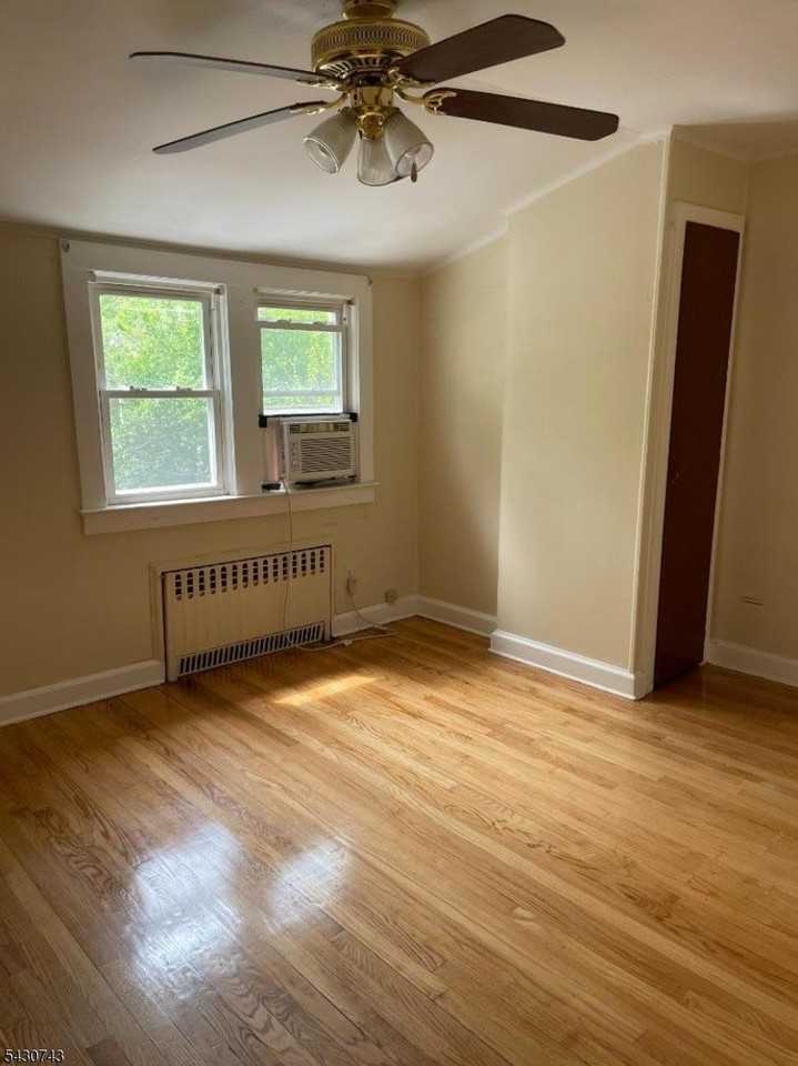 37 Van Pelt Pl - Photo 4 of 12