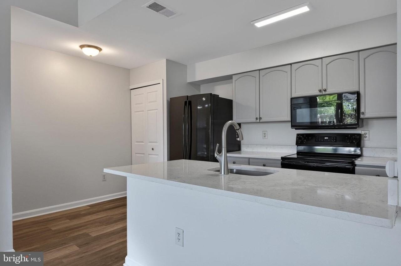 8610 Beekman Pl - Photo 4 of 34