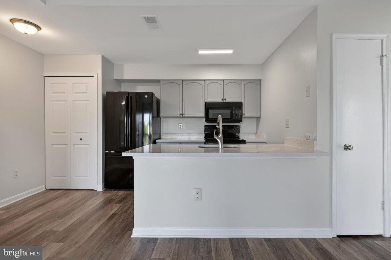 8610 Beekman Pl - Photo 5 of 34
