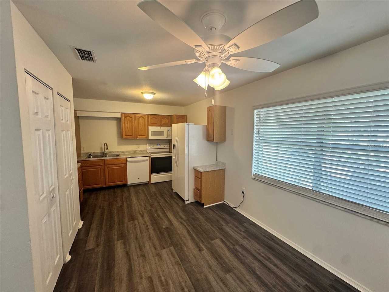 316 E Primrose Ln - Photo 3 of 13