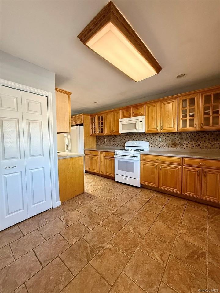 56 Coolidge St - Photo 4 of 24