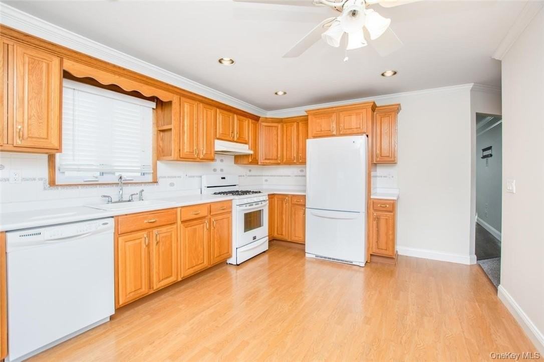 884 Saw Mill River Rd - Photo 3 of 10