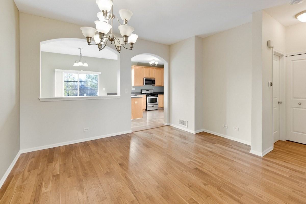 422 Grosvenor Ln - Photo 5 of 27