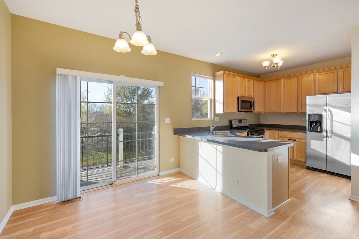 422 Grosvenor Ln - Photo 7 of 27