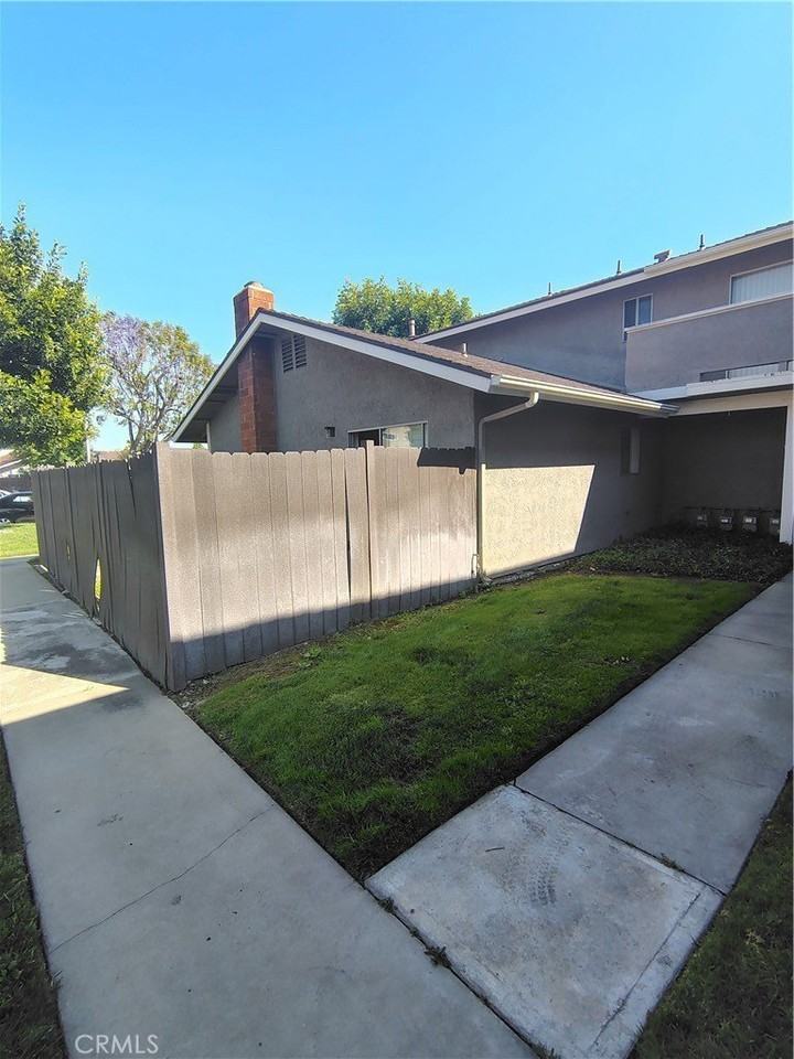 3065 Shasta St - Photo 3 of 15