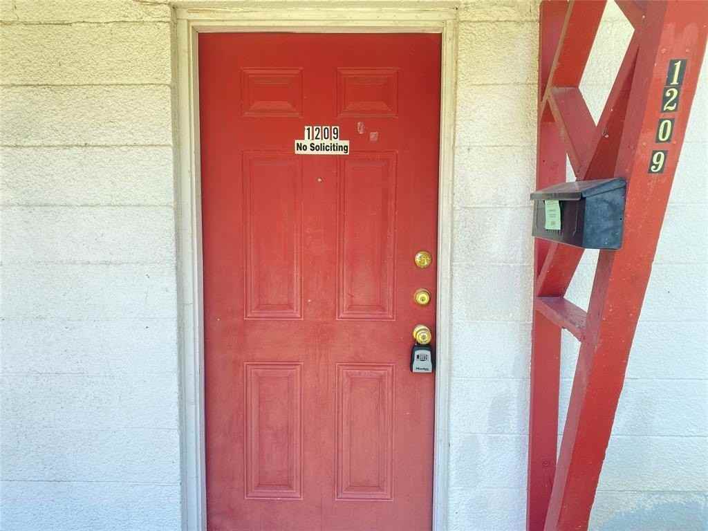 1203 Hall St - Photo 2 of 11