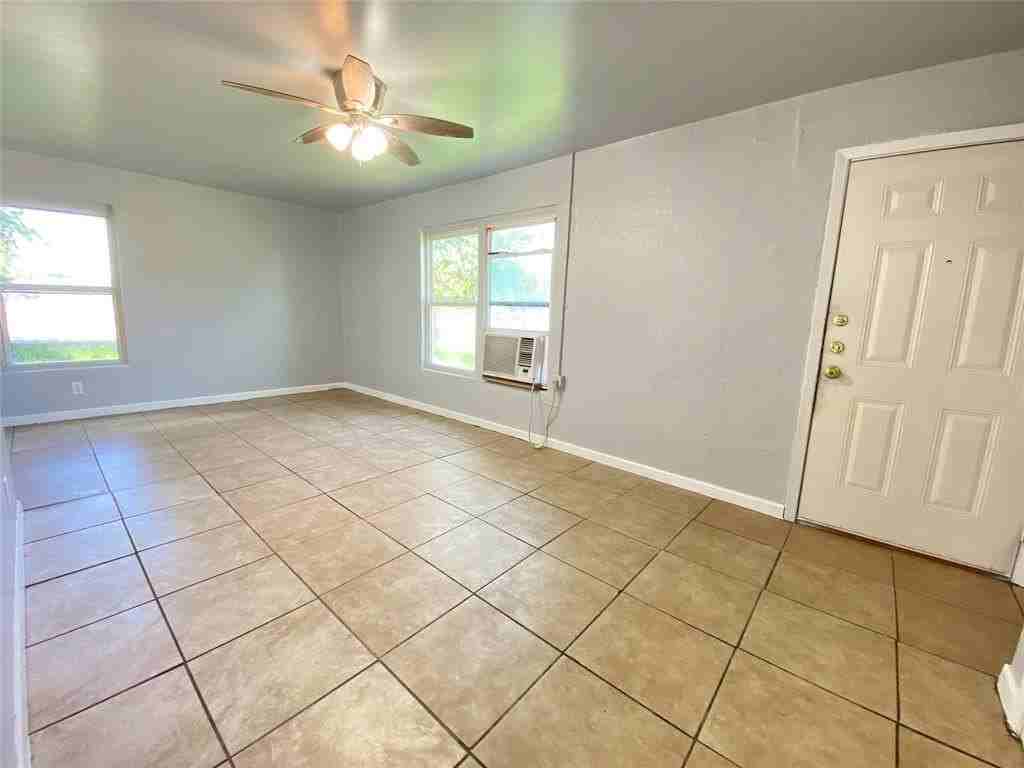 1203 Hall St - Photo 3 of 11