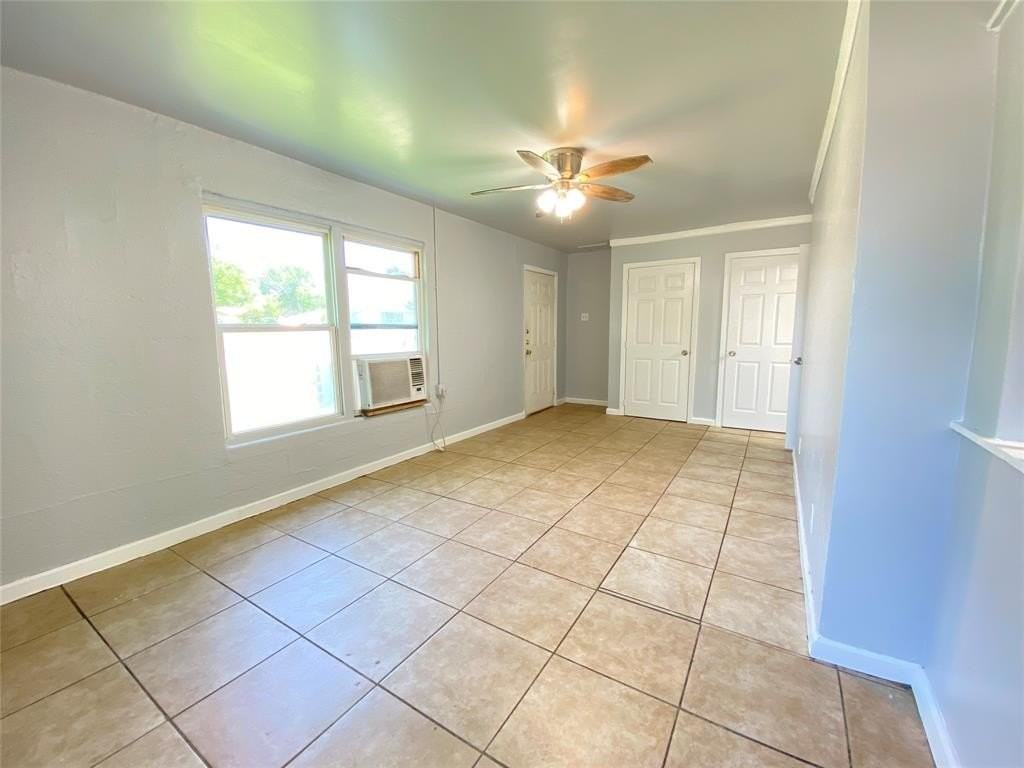 1203 Hall St - Photo 4 of 11