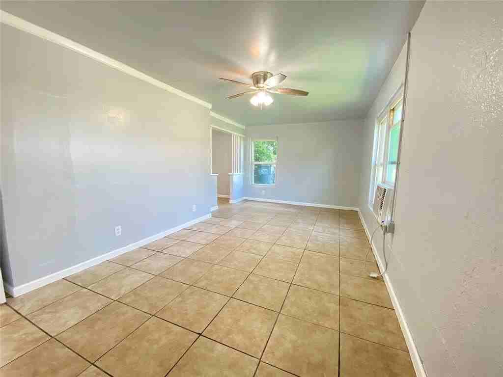 1203 Hall St - Photo 6 of 11