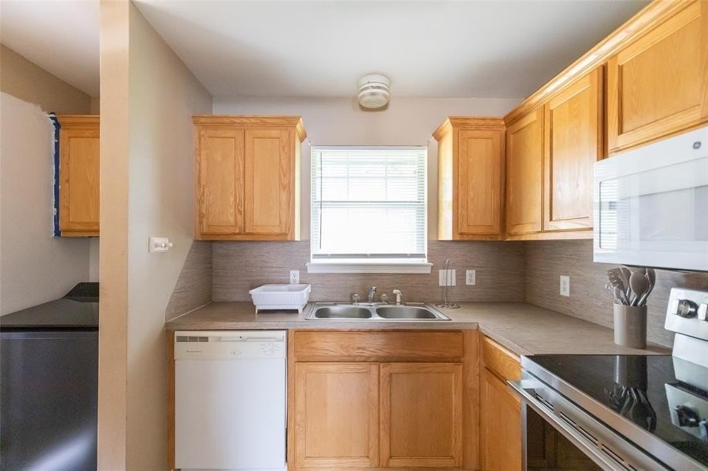 136 Nolan St #B - Photo 3 of 17