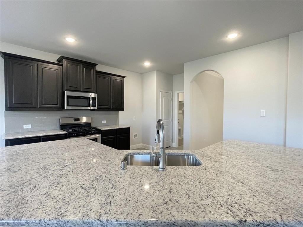 4009 Gray Wolf Dr - Photo 4 of 25