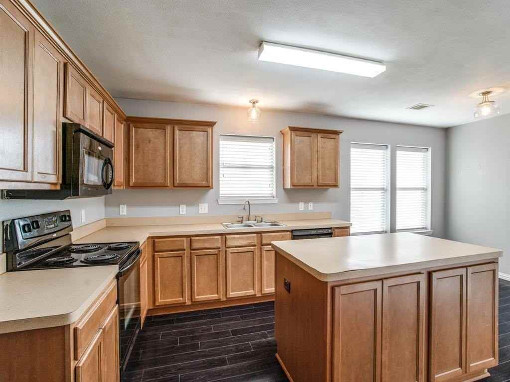 1213 Toledo Bend Dr - Photo 2 of 12
