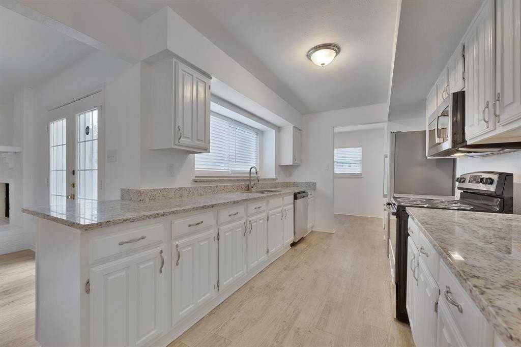 2905 Joymeadow Dr - Photo 2 of 32