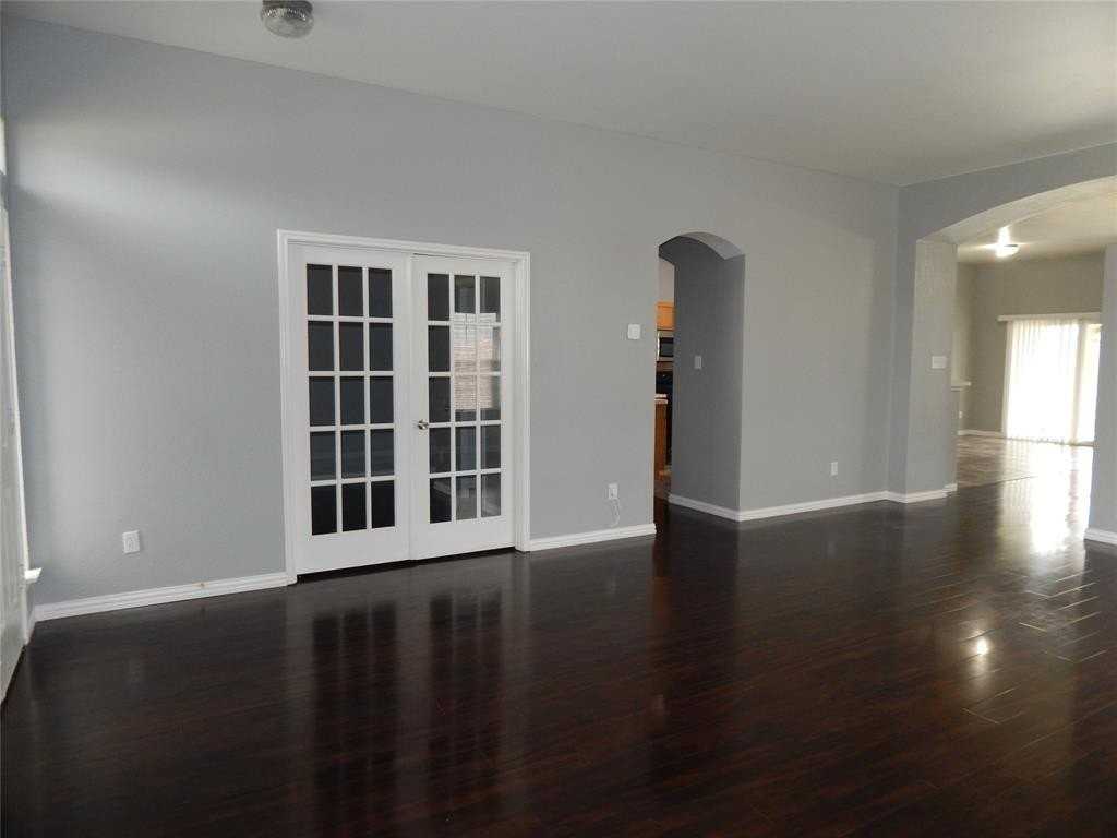 2704 Pyramid Ln - Photo 3 of 14