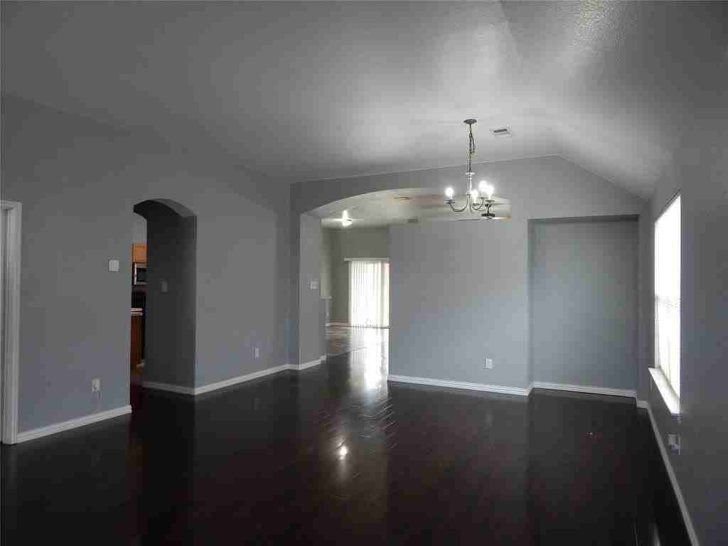 2704 Pyramid Ln - Photo 4 of 14