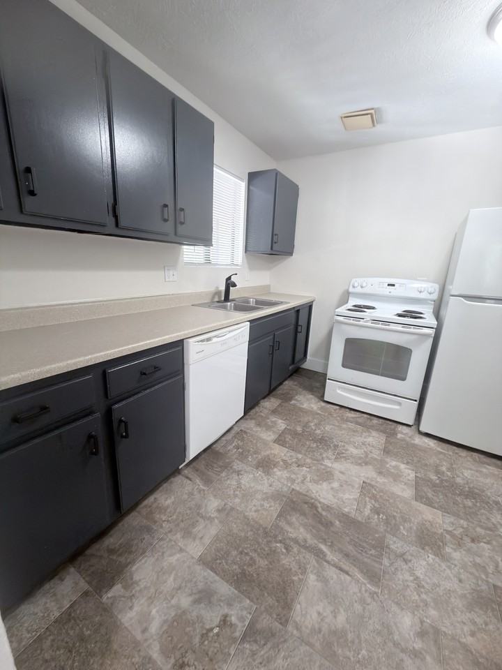 2438 S 10th St #4 - Photo 2 of 8