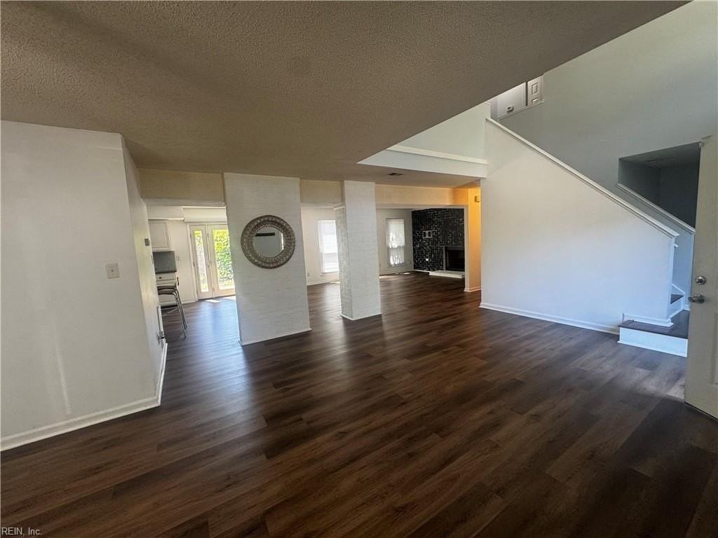 4033 Foxwood Dr - Photo 3 of 26