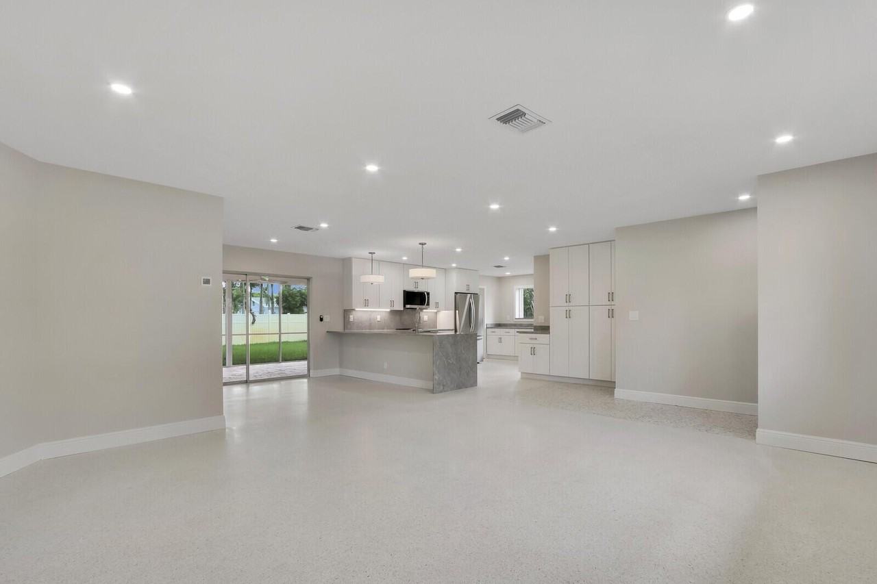 732 Pelican Way - Photo 3 of 36