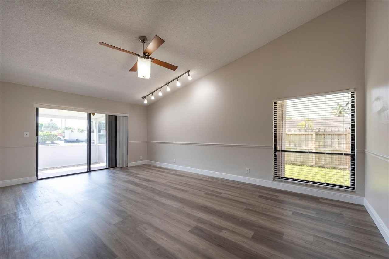 2101 Nw 101st Ter - Photo 5 of 31