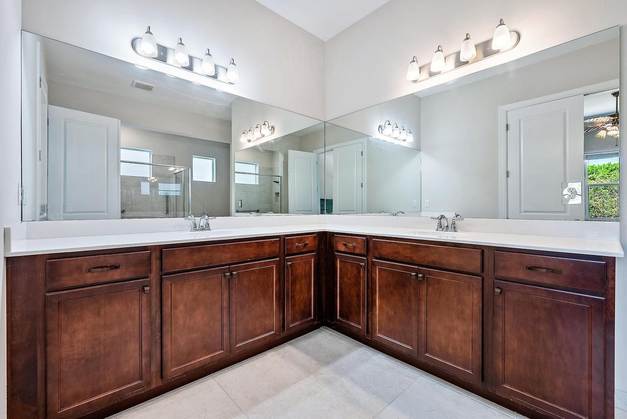 8883 Kingsmoor Way - Photo 2 of 32