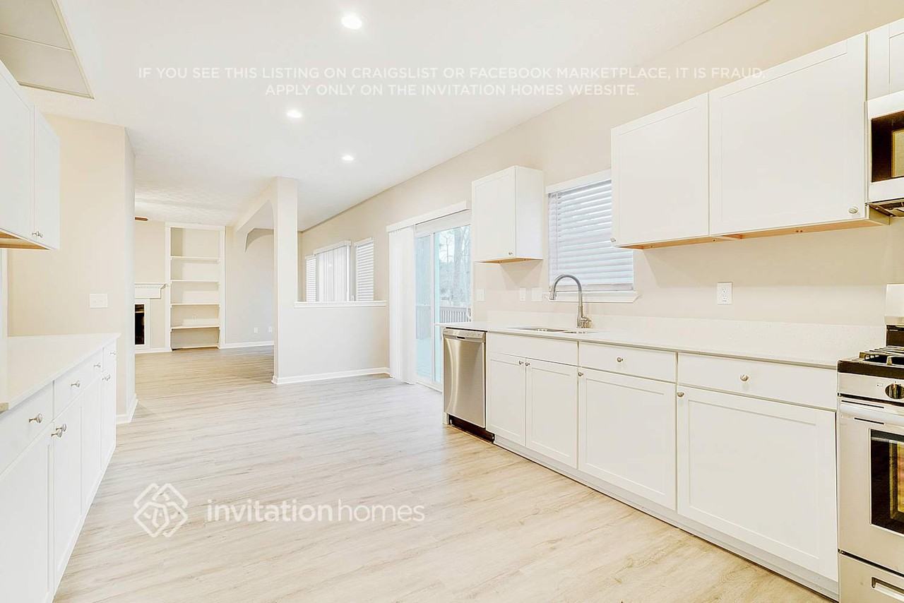 482 Waterfront Dr - Photo 3 of 14