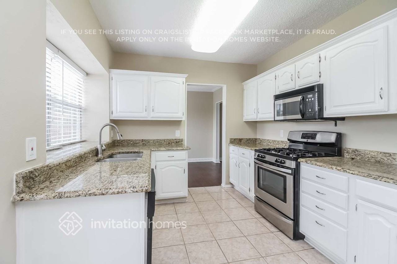 411 Merritt St - Photo 5 of 17