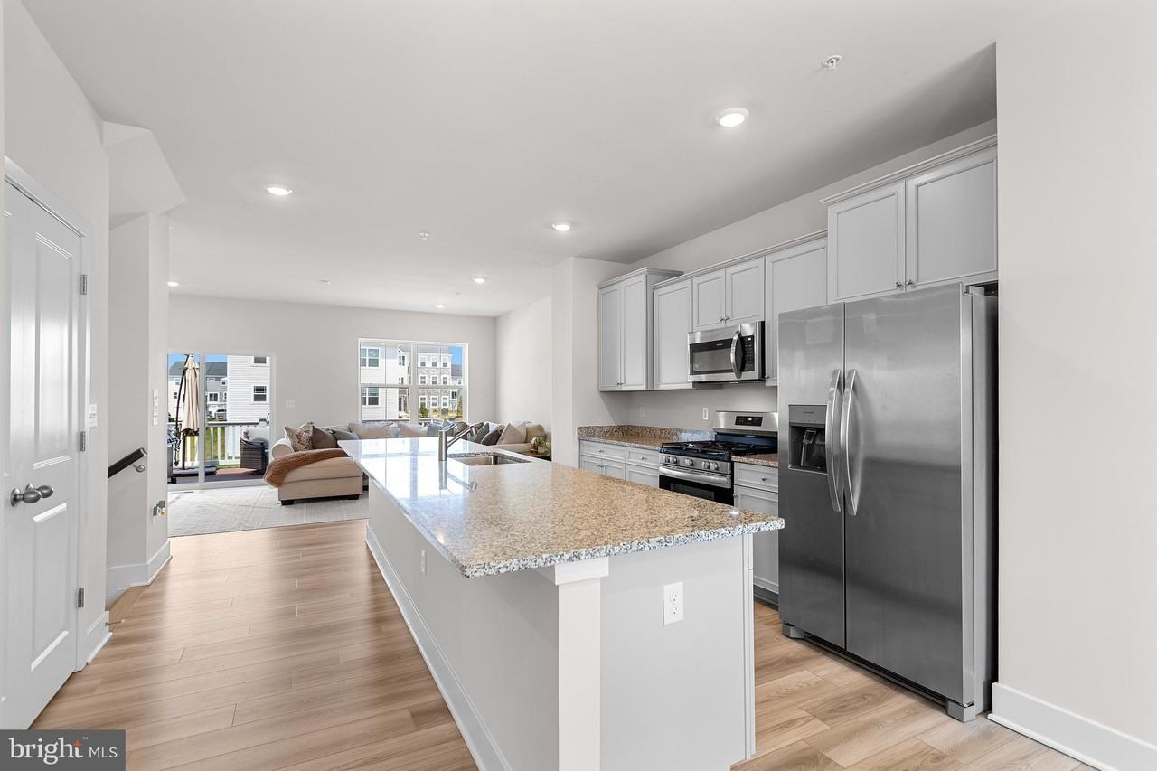 10893 Drummond Pl - Photo 2 of 28