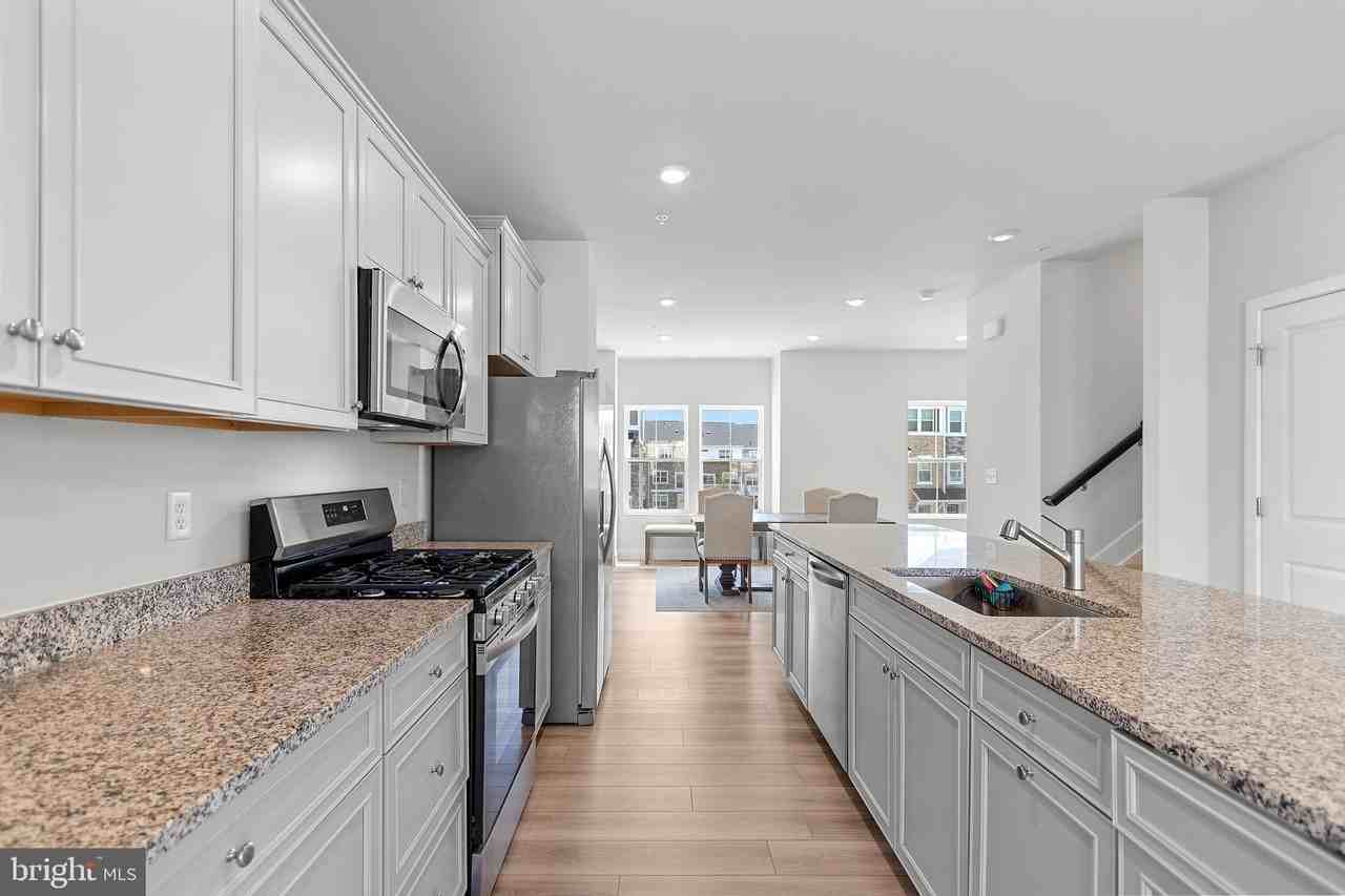 10893 Drummond Pl - Photo 4 of 28